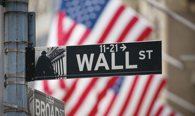 월가를 가리키는 미국 뉴욕 길거리의 표지판. <사진 : 블룸버그>