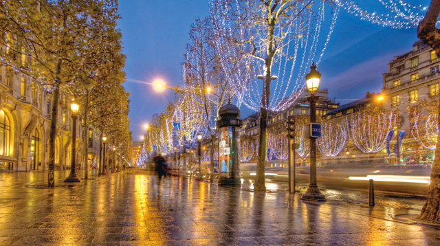 프랑스 파리 개선문으로 향하는 샹젤리제 거리의 모습. 크리스마스 시즌에는 불빛축제 전구들이 밤 거리를 밝힌다. <사진 : 위키피디아>