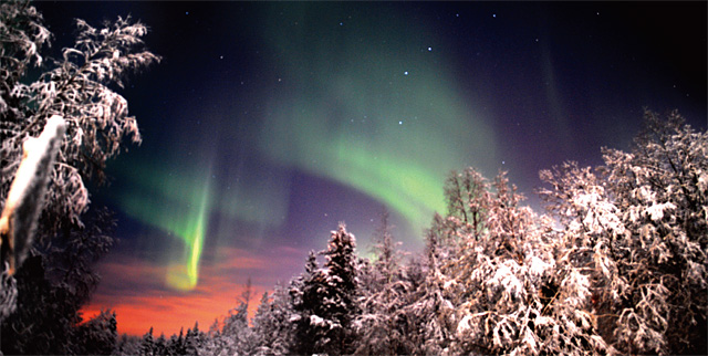 연록색 빛의 자락이 춤추듯 출렁이며 장관을 이루는 핀란드 키틸라의 오로라. <사진 : 이우석>