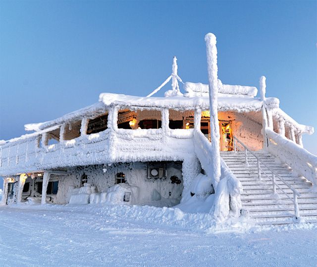 한파로 꽁꽁 얼어붙은 키틸라 레비 스키장의 카페. <사진 : 이우석>