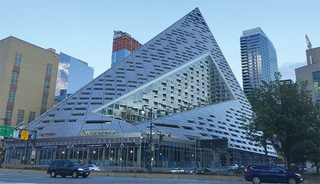 최근 완공된 ‘VI∧ 57 West’는 뉴욕에서 가장 주목받는 아방가르드 건축물이다. 세계적인 건축 그룹 비아이지(Big)가 설계했다. <사진 : 위키피디아>