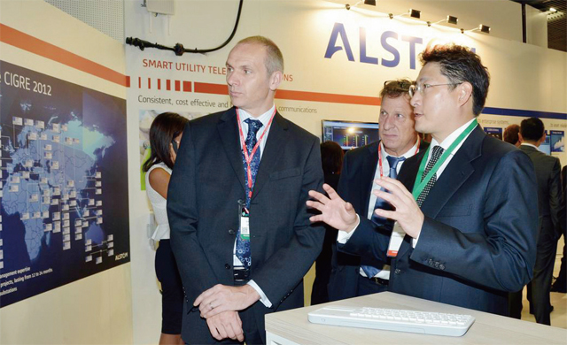 조현준 회장(오른쪽)이 2014년 열린 국제 대전력망 학술회의(CIGRE)에서 프랑스 전력기기 업체 알스톰 관계자와 빅테이터를 활용한 전력송전시스템 등에 대해 얘기하고 있다. <사진 : 효성>