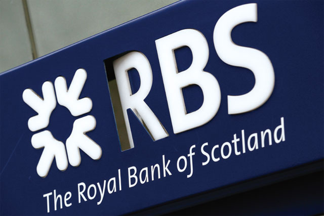 영국 런던에 있는 스코틀랜드 왕립은행(RBS) 지점 현금출납기(ATM)의 로고가 부서져 있다. <사진 : 블룸버그>
