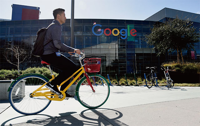 구글의 모회사 ‘알파벳’은 조직 주변부에서 변화를 시작해 조직 전체를 혁신한 사례로 꼽힌다. 미국 캘리포니아에 있는 구글 본사의 모습. <사진 : 블룸버그>