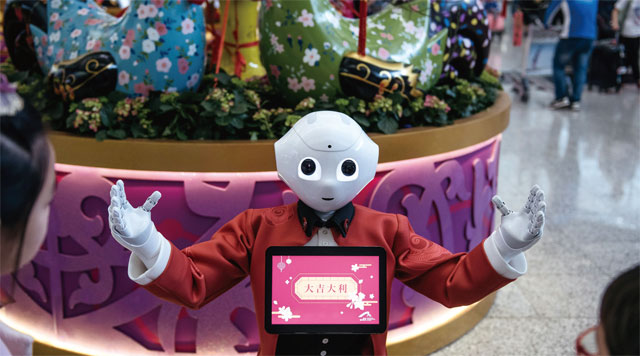 로봇과 인공지능이 많은 일자리를 대체하고 소득 불평등을 악화시키고 있다며 로봇세 도입이 필요하다는 주장이 제기되고 있다. 홍콩 공항에 있는 소프트뱅크의 안내 로봇 ‘티미’의 모습. <사진 : 블룸버그>