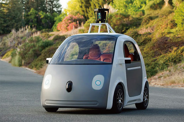 구글은 2020년 상용화를 목표로 공공 도로에서 자율주행차를 시험 중이다. 지붕 위에 레이저 광선을 사용해 외부 환경을 인식하는 센서 ‘라이다’가 장착돼 있다. <사진 : 구글>
