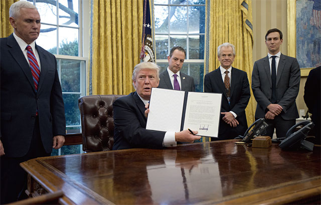 도널드 트럼프 미국 대통령은 지난 1월 23일 백악관에서 환태평양경제동반자협정(TPP) 탈퇴 계획을 담은 행정명령에 서명했다. <사진 : 블룸버그>