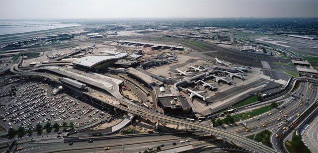 미국 뉴욕 JFK공항의 크기는 1995만㎡(약 603만평)에 달하며 공항에는 48㎞가 넘는 도로가 있다. <사진 : 블룸버그>