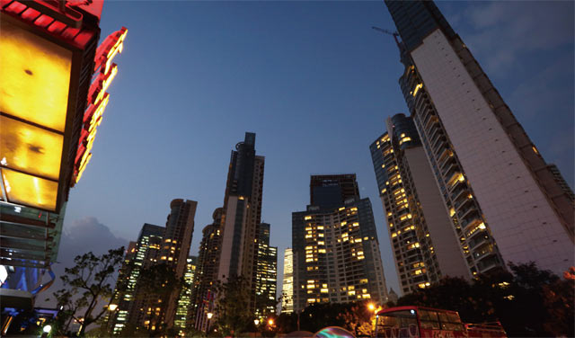 중국 상하이 도심의 고층 아파트 전경. 중국 경제에 대한 우려가 잦아들면서 상하이 증시는 올들어 상승하고 있다. <사진 : 블룸버그>