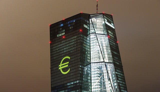 독일 프랑크푸르트 유럽중앙은행(ECB) 본부 빌딩에 켜진 유로화 기호 조명. <사진 : 블룸버그>
