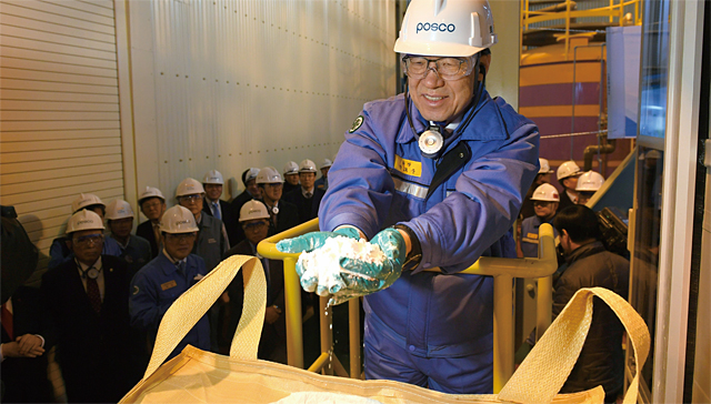 권오준 포스코 회장이 2월 7일 준공된 광양제철소 내 탄산 리튬 생산 공장에서 처음 생산된 제품을 들어 보이고 있다. <사진 : 포스코>