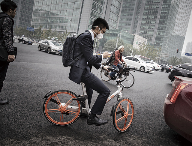 모바이크 자전거로 베이징 시내를 누비는 중국 청년. <사진 : 블룸버그>
