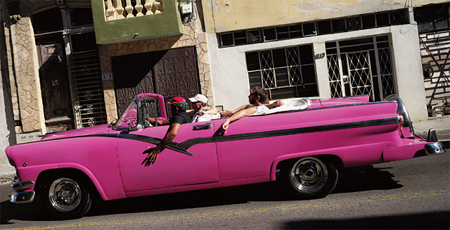 쿠바 아바나 시내를 활보하는 핑크 올드카. <사진 : 블룸버그>