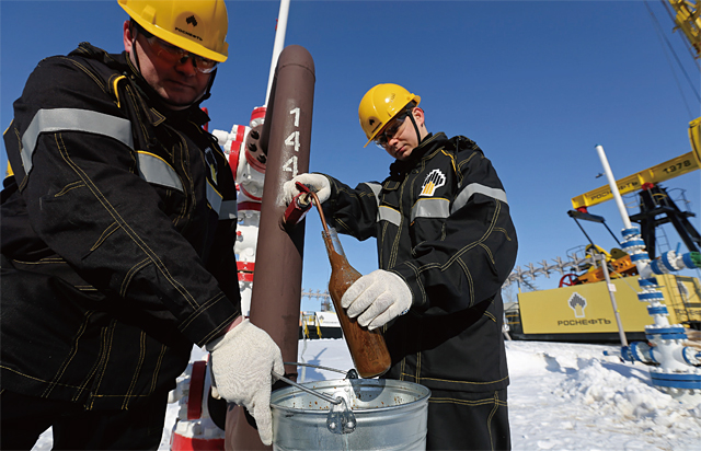 지난달 20일 러시아 중부 석유생산지 니즈네바르톱스크에서 석유회사 직원들이 원유 샘플을 수집하고 있다. <사진 : 블룸버그>