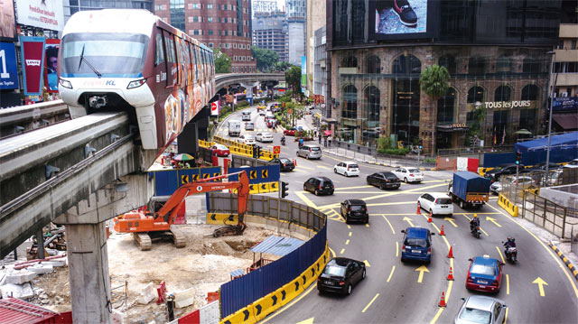 말레이시아는 대도시를 중심으로 도시화에 따른 부작용 해결을 위한 인프라 프로젝트를 진행 중이다. 쿠알라룸푸르 시내 모노레일 교량 아래 도로 공사 전경. <사진 : 블룸버그>