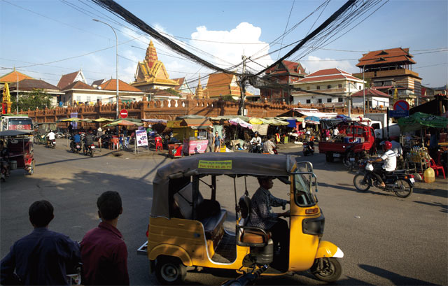 캄보디아 수도 프놈펜 상점가를 릭샤(오토바이택시)가 지나가고 있다. <사진 : 블룸버그>