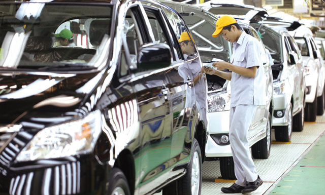 도요타자동차를 생산하는 인도네시아 까라왕 공장에서 직원이 미니밴 ‘끼장 이노바(Kijang Innova)’를 점검하고 있다. <사진 : 블룸버그>