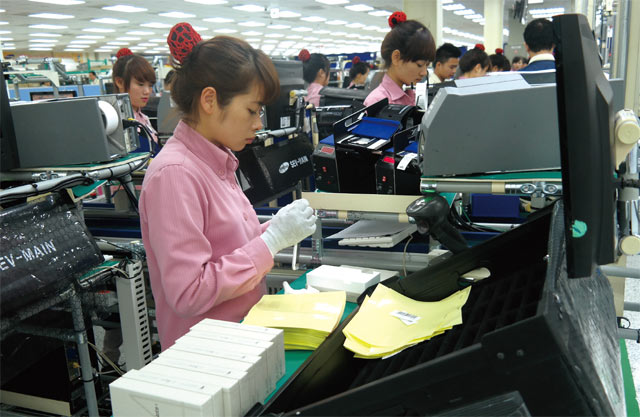 삼성전자 베트남 박닌성 옌퐁공장에서 현지 직원들이 일하고 있는 모습. <사진 : 삼성전자>