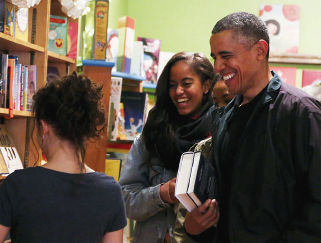 버락 오바마 전 미국 대통령은 2015년 ‘운명과 분노’를 올해의 책으로 꼽았다. 딸 말리아와 함께 서점에서 책을 고르는 오바마 전 대통령.