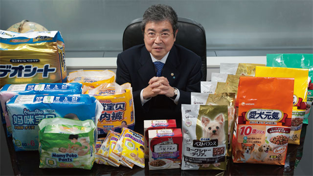 다카하라 다카히사 유니참 사장이 집무실에서 유니참 제품을 책상에 올려놓고 질문에 답하고 있다. <사진 : 블룸버그>