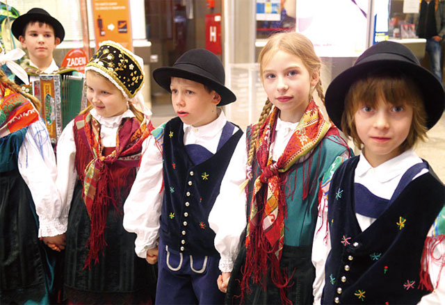 슬로베니아 전통 복장을 입은 아이들. <사진 : 이우석>