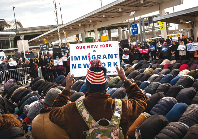 이슬람 국가 출신 미국 이민자들이 2월 3일 뉴욕 JFK 공항에서 집회를 열고 기도하고 있다. <사진 : 블룸버그>