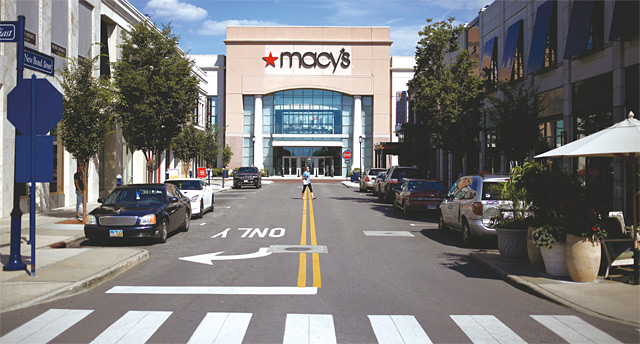 미국 오하이오주 컬럼비아의 메이시스 백화점 앞 텅 빈 거리. 미국 최대 백화점 체인 메이시스는 매출 부진으로 올해 68개 매장을 폐점할 계획이다. <사진 : 블룸버그>