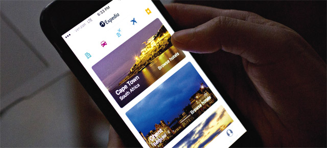 여행 예약 스마트폰 앱 ‘익스피디아’ 를 이용하고 있는 모습. <사진 : 블룸버그>