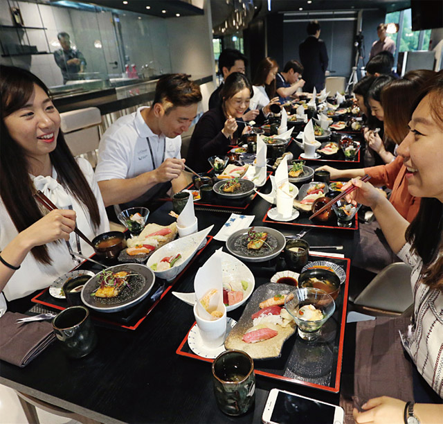 회식은 기성세대와 젊은 세대가 소통할 수 있는 장이다. <사진 : 조선일보DB>