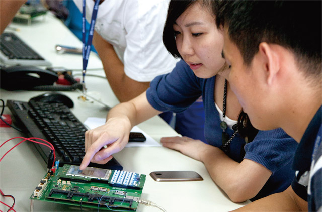 중국의 반도체 설계 회사 스프레드트럼 연구원들이 상하이의 연구·개발센터에서 반도체 성능 실험을 하고 있다. <사진 : 스프레드트럼>