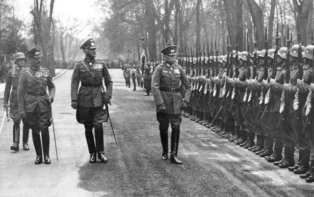 1936년 독일군을 사열하는 한스 폰 젝트(맨 오른쪽) 장군. 그는 놀라운 리더십으로 해체되다시피 한 독일군을 짧은 시간에 강군으로 만든 발판을 놓았다. <사진 : 위키피디아>