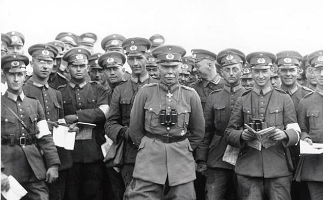 1925년 독일군 장교단을 방문한 젝트(가운데 뒷짐을 진 사람) 장군. <사진 : 위키피디아>