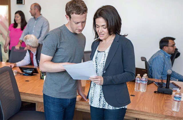 지난해 4월 분기 실적 발표 직전 마크 저커버그(왼쪽) 페이스북 CEO와 셰릴 샌드버그 COO가 문서를 보며 의견을 나누고 있다. <사진 : 샌드버그 페이스북>