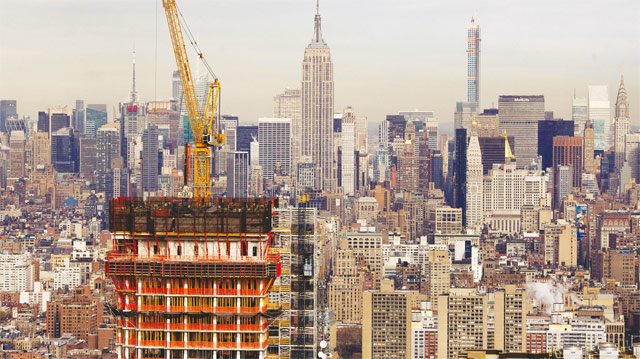 미국 연방준비제도이사회는 금융사들이 부동산 가격이 급락하는 상황에 대비해야 한다고 강조했다. 미국 뉴욕 맨해튼에 지어지고 있는 고층 빌딩의 모습. <사진 : 블룸버그>
