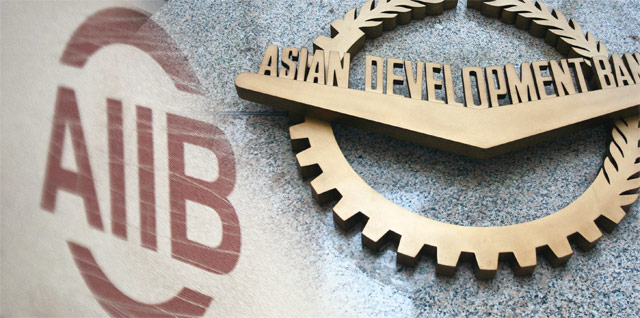 중국 베이징 AIIB 본부의 로고(왼쪽)와 필리핀 마닐라 ADB 본부의 로고. <사진 : 블룸버그>