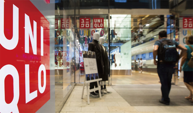 일본 도쿄 긴자에 있는 유니클로 매장 안으로 고객들이 들어가고 있다. 유니클로의 모기업인 패스트리테일링은 2002년 채소 통신판매 사업에 진출했으나 1년 6개월 만에 철수했다. <사진 : 블룸버그>