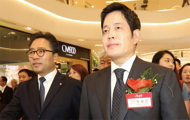 정용진 신세계 부회장(오른쪽)이 지난해 9월 경기도 하남시에 문을 연 쇼핑테마파크 ‘스타필드 하남’을 둘러보고 있다. <사진 : 조선일보 DB>