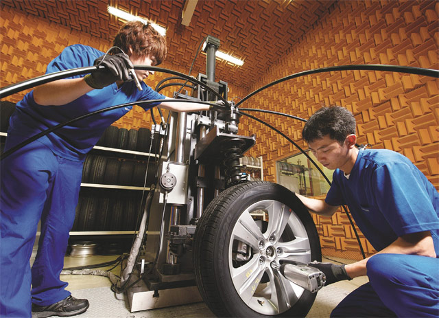 넥센타이어는 꾸준히 연구개발(R&D) 비용을 늘려왔다. 넥센타이어 경남 양산연구소에서 직원들이 타이어 소음을 측정하고 있다. <사진 : 넥센타이어>