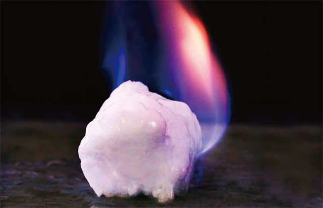 메탄하이드레이트는 외관상 드라이아이스와 비슷하지만, 불을 붙이면 안에 갇혀 있던 메탄가스가 연소하기 때문에 ‘불타는 얼음’ 으로 불린다. <사진 : 유튜브 캡처>