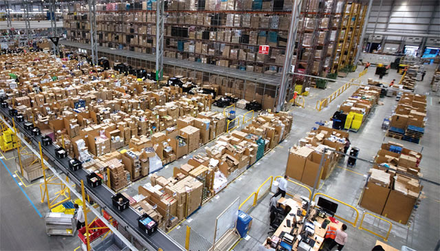작년 11월 영국 피터버러에 위치한 아마존 물류 센터에서 직원들이 블랙 프라이데이를 앞두고 배송을 준비하고 있다. 국내 소규모 사업자도 해외에 상품을 판매할 때 아마존의 물류 시스템을 이용해 비용을 절약할 수 있다. <사진 : 블룸버그>