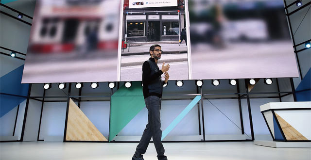 지난 5월 17일 미국 마운틴뷰에서 열린 구글 연례 개발자 대회에서 순다 피차이 최고경영자(CEO)가 인공지능(AI)을 적용한 최신 사진 서비스인 ‘구글 렌즈’ 를 설명하고 있다. <사진 : 블룸버그>