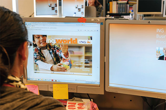 ING그룹 네덜란드 암스테르담 본사에서 한 직원이 자신의 컴퓨터를 통해 회사 정보를 확인하고 있다. ING그룹은 디지털 혁신을 통해 변신한 전통적 기업으로 통한다. <사진 : 블룸버그>