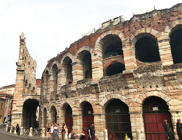 여름마다 열리는 세계적인 베로나 오페라 페스티벌로 유명한 ‘아레나 디 베로나’. 이곳은 서기 40년쯤, 고대 로마인들이 지었다고 전해진다. <사진 : 안종도>