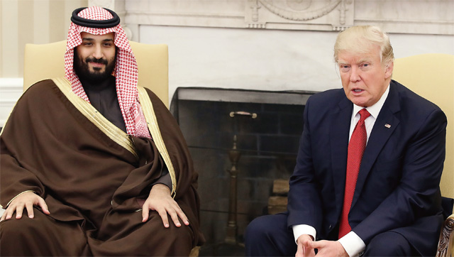 무함마드 빈살만 사우디아라비아 왕자(왼쪽)는 지난 3월 미국 워싱턴 백악관에서 도널드 트럼프 미국 대통령과 만나 아람코 상장을 논의했다. <사진 : 블룸버그>