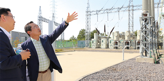 구자열 회장(오른쪽)이 2015년 5월 LS산전의 제주 초고압직류송전(HVDC) 스마트센터를 방문해 현장을 둘러보고 있다. <사진 : LS그룹>