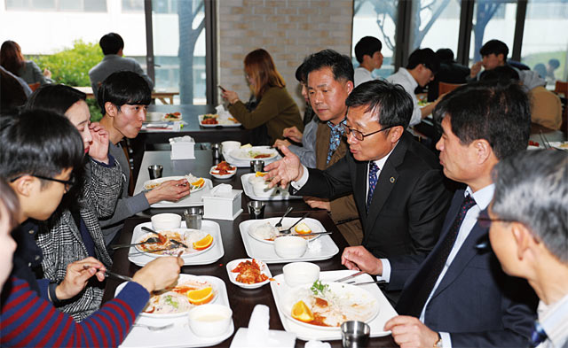 전호환 부산대 총장(오른쪽 세 번째)이 학생식당에서 학생들과 식사하며 대화하고 있다. <사진 : 부산대>