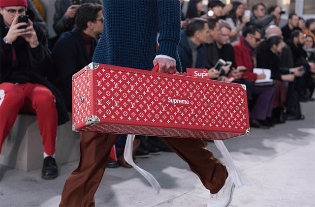 프랑스 명품 루이뷔통은 2017 가을/겨울 남성복 컬렉션에서 슈프림과 협업한 제품을 선보여 호평을 얻었다. <사진 : 하입비스트>
