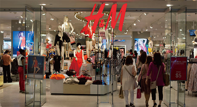 미국 뉴욕의 쇼핑몰 콜럼버스서클에 입점한 H&M 매장으로 여성 고객들이 들어가고 있다. <사진 : 블룸버그>