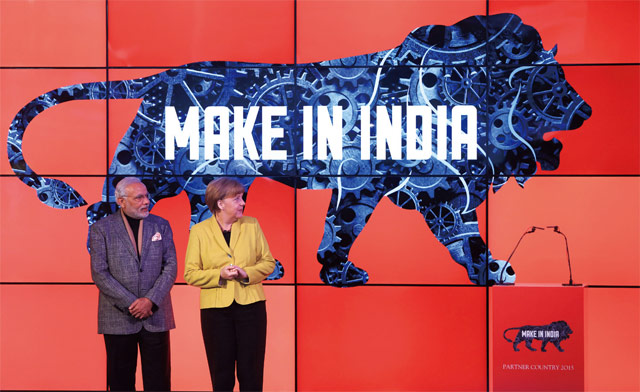나렌드라 모디 인도 총리가 2015년 독일 하노버 산업 박람회에 참석해 앙겔라 메르켈 독일 총리에게 ‘메이크 인 인디아(Make in India)’로 상징되는 ‘모디노믹스’를 설명하고 있다. <사진 : 블룸버그>