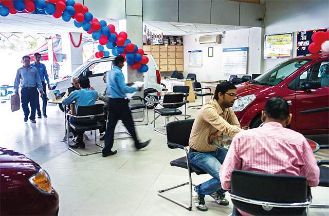 인도 뉴델리의 마루티스즈키 판매장에서 고객들이 자동차 구입을 상담하고 있다. <사진 : 블룸버그>